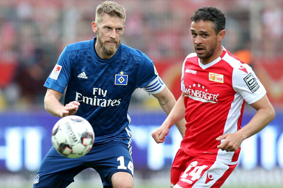 Aaron Hunt und Manuel Schmiedebach im Kampf um den Ball.
