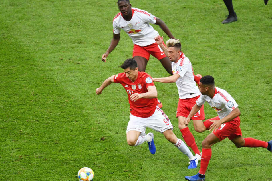 Robert Lewandowski (l.) hielt die Hintermannschaft von RB Leipzig auf Trab.