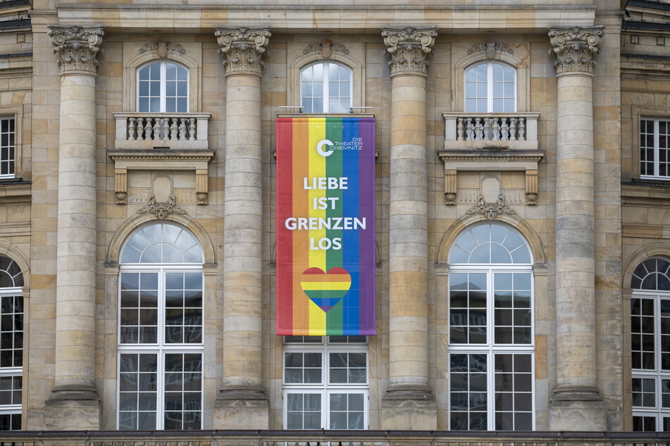Ein buntes Banner schmückte am Montag das Chemnitzer Opernhaus.