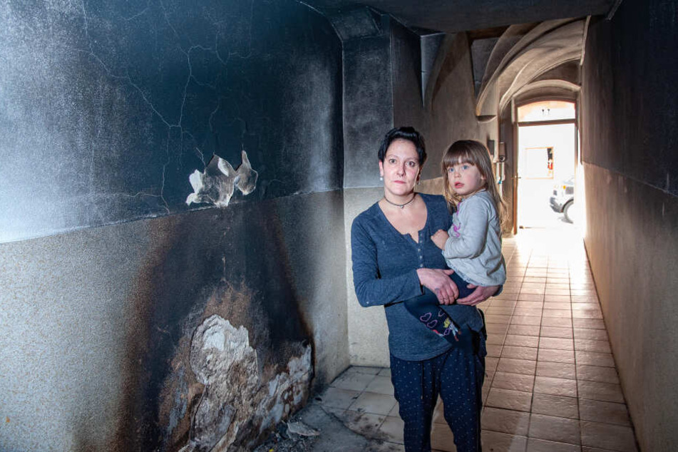 Mandy Schaarschmidt (36, mit Tochter Laura, 3) entdeckte den brennenden Kinderwagen.