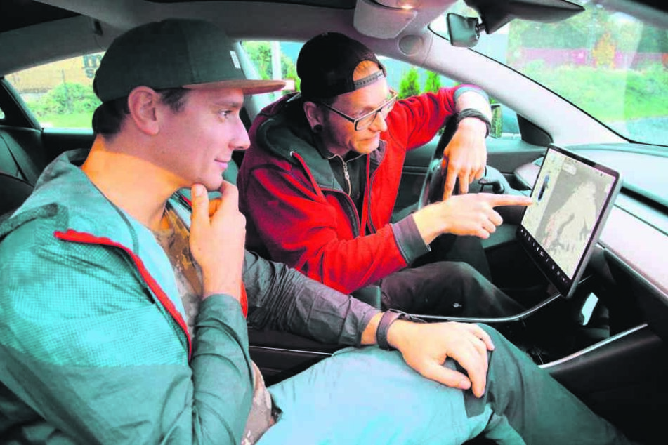 Die Route steht: Andreas und Sven studieren die elektronische Karte. Hoffentlich reichen die Ladesäulen auf der Strecke.