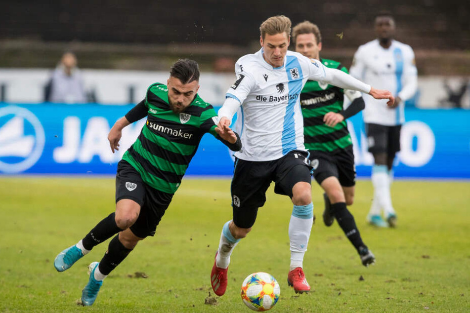 Münsters Seref Özcan (l.) im Zweikampf mit Münchens Dennis Dressel.