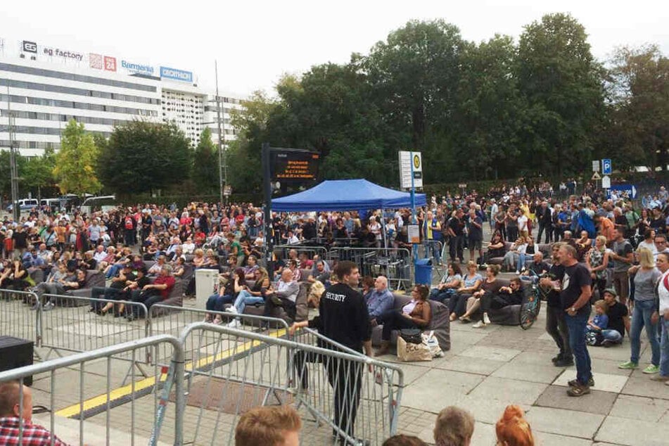 Rund 500 Menschen versammelten sich am Karl-Marx-Monument, um ein Zeichen gegen Gewalt und Hetze zu setzen.
