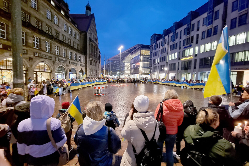 Vor dem Chemnitzer Rathaus versammelten am Donnerstagabend etliche Menschen, um an den Krieg in der Ukraine zu gedenken. Die Aktion wurde von Ukrainern ins Leben gerufen.