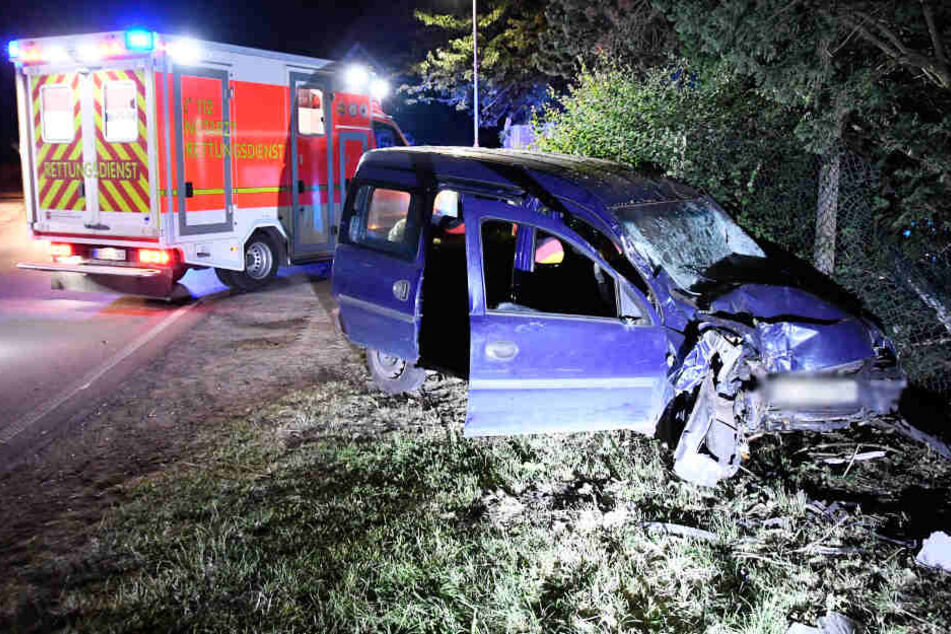Die Frau krachte mit ihrem Auto in eine Hecke und einen Zaun.