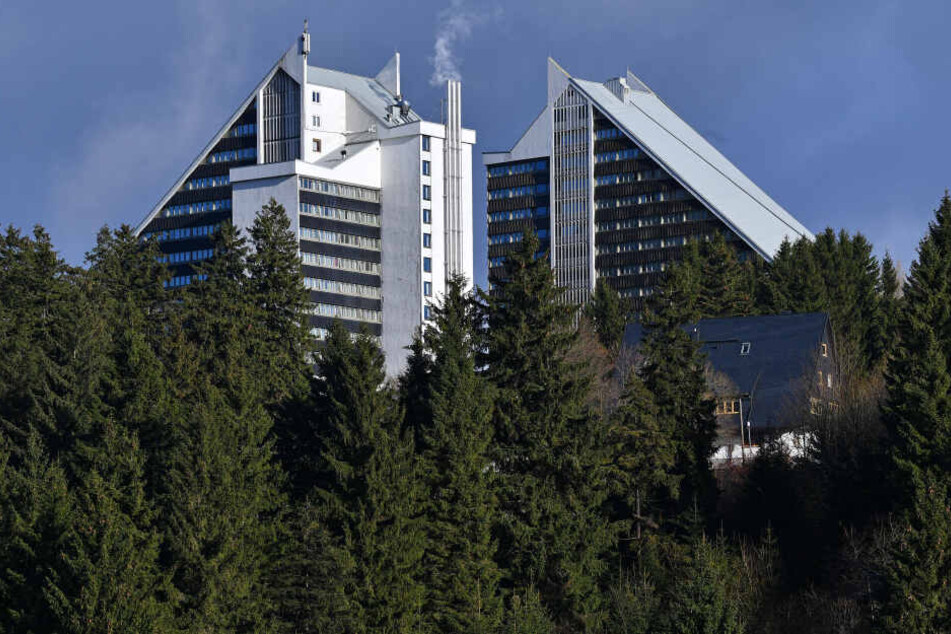 Das Hotel ist besonders wegen seiner Skischanzen-Form bekannt.