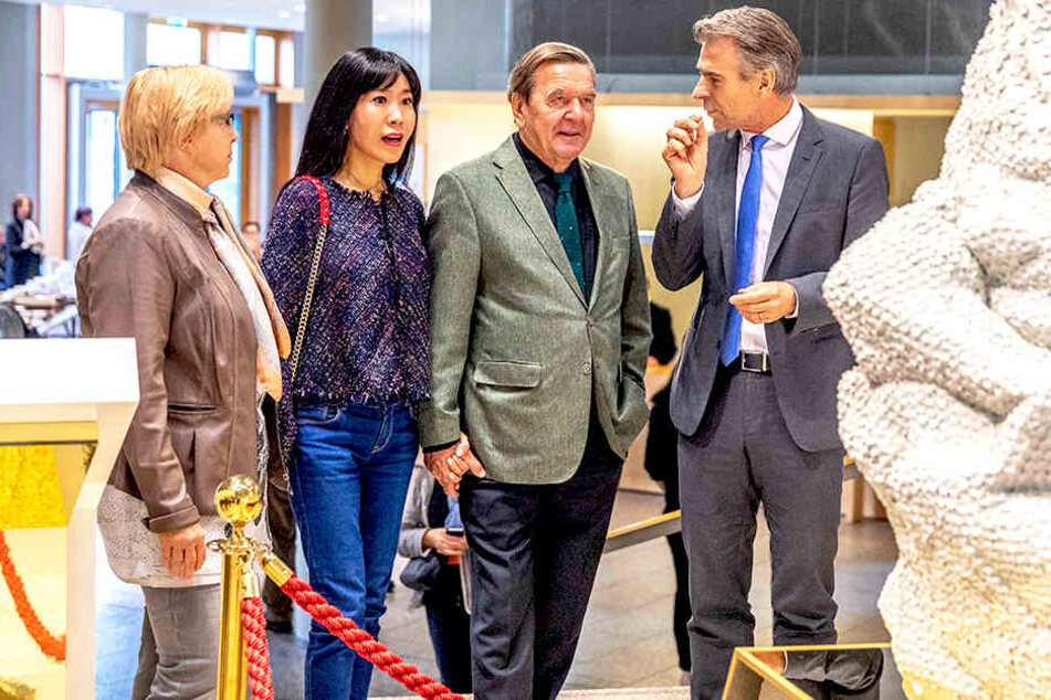 Stippvisite in der Porzellan-Manufaktur Meissen: Altkanzler Gerhard Schröder (74, SPD) mit Ehefrau Soyeon Kim (49).