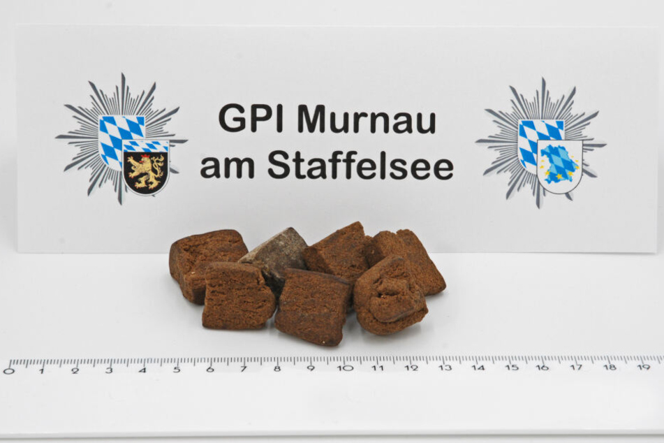 Diese Haschisch-Klumpen wurden im Gepäck einer Italienerin entdeckt.