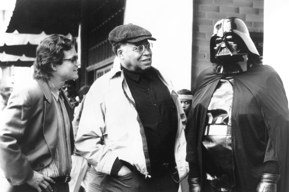 Am Set der legendären Sternenkrieger-Saga: Dylan Walsh (60, l.), James Earl Jones (†93) und Darth Vader im Jahr 1990. (Archivbild)