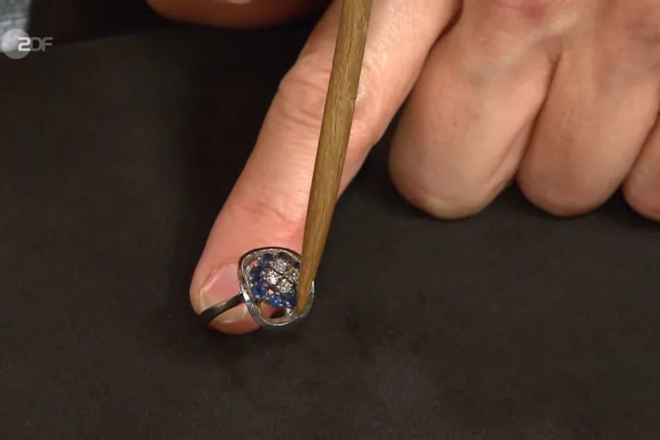 Unter anderem gehört ein Ring aus 585er-Weißgold zu dem Set.