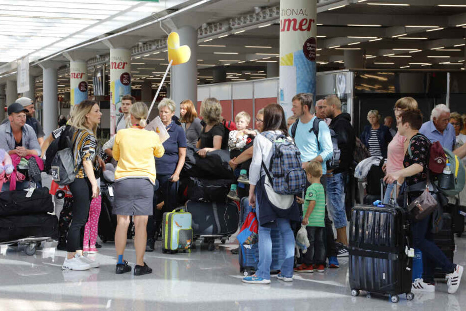 Fluggäste im Flughafen Palma de Mallorca