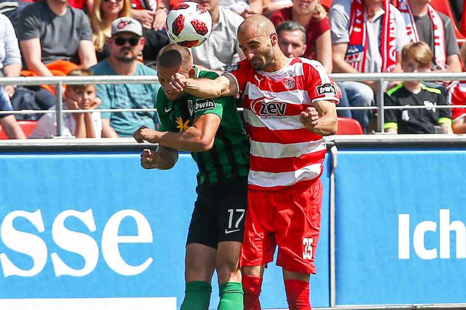 René Klingenburg (l.) geht dahin, wo es wehtut. So wie hier am letzten Spieltag der vergangenen Saison für Preußen Münster im Kopfballduell mit Zwickaus Nico Antonitsch.