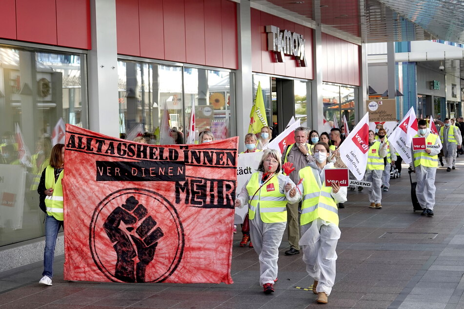 Verdi-Mitglieder zogen am Samstag durch das Chemnitz Center und forderten bessere Arbeitsbedingungen und Bezahlung im Einzelhandel.