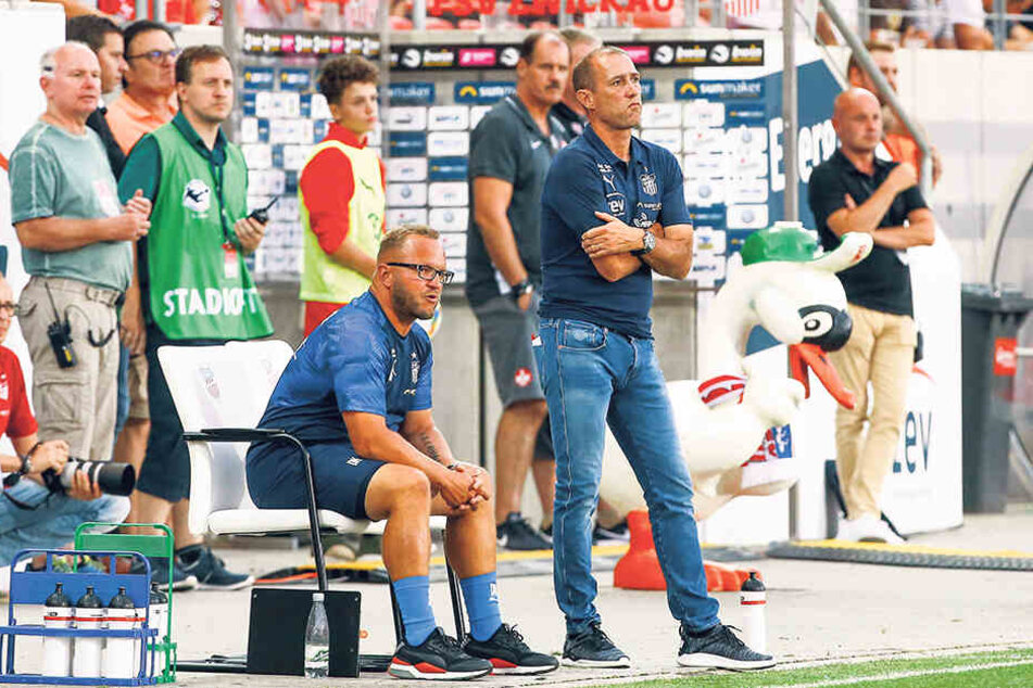 FSV-Coach Joe Enochs (vorn) und sein Co Danny König guckten bedient - so sollte das gegen Lautern nicht laufen.