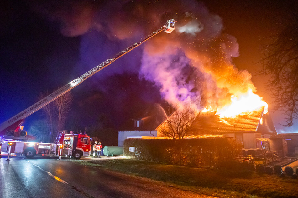 Der Dachstuhl des Hauses in Wilhermsdorf brannte lichterloh, die Feuerwehr löschte von einer Drehleiter aus.