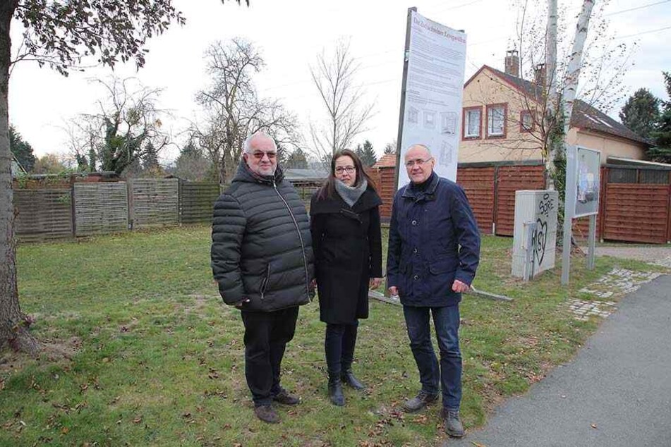An der Bahnhofstraße in Großzschachwitz soll die Lese-Oase entstehen: Vereins-Chef und Mitinitiator Detlef Eilfeld (59, r.) mit den unterstützenden Stadträten Heike Ahnert (38, CDU) und Michael Bäuerle (61, SPD).