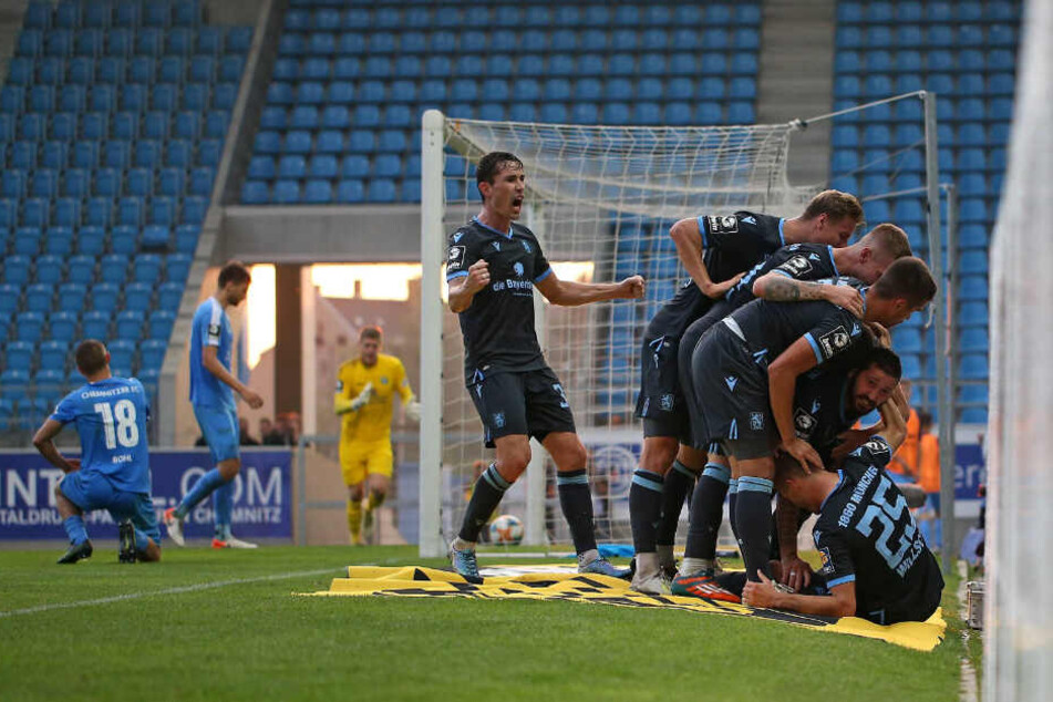 Jubel beim TSV 1860 nach dem Treffer von Leon Klassen.