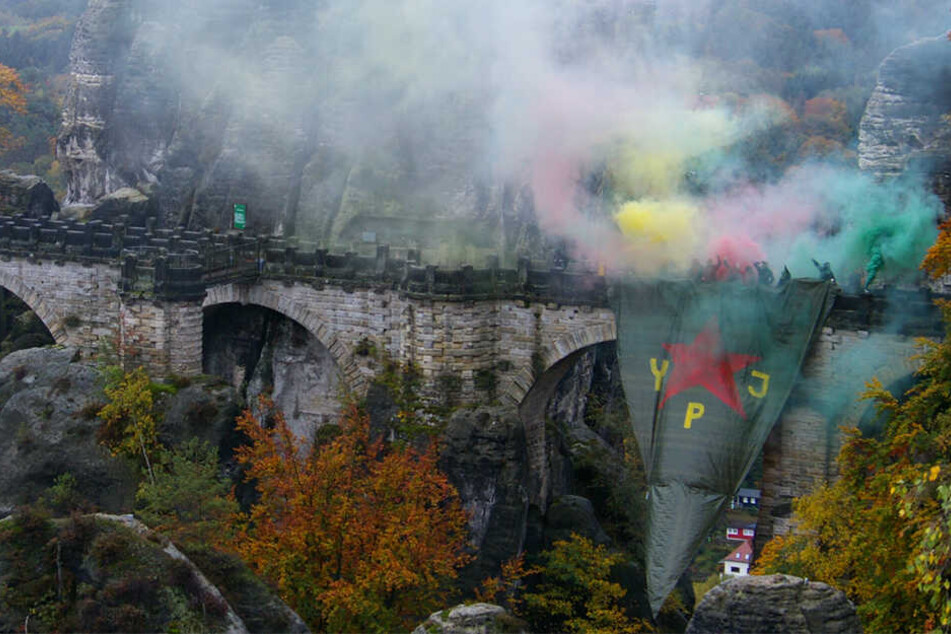 Als Zeichen der Solidarität: Aktivisten haben eine 15 x 10 Meter große Fahne an der Basteibrücke gehisst.