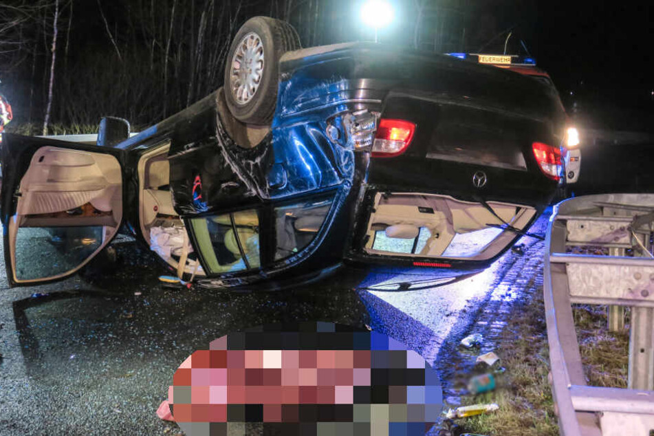 Der Mercedes blieb nach dem Unfall auf dem Dach liegen.