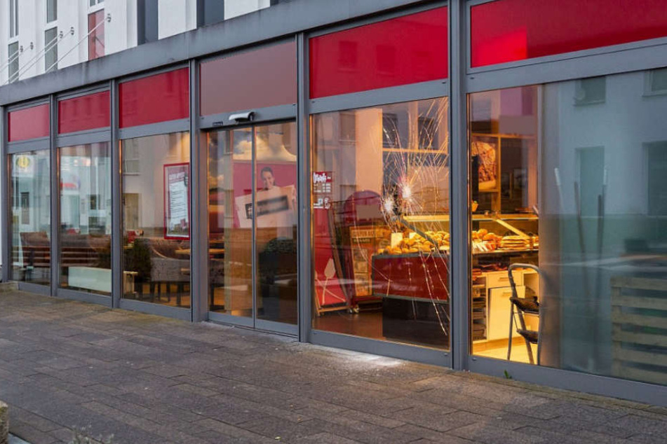 Vor den tödlichen Schüssen soll der 19-jährige Asylbewerber vor einer Bäckerei randaliert und den Polizisten mit einem Schlagstock angegriffen.