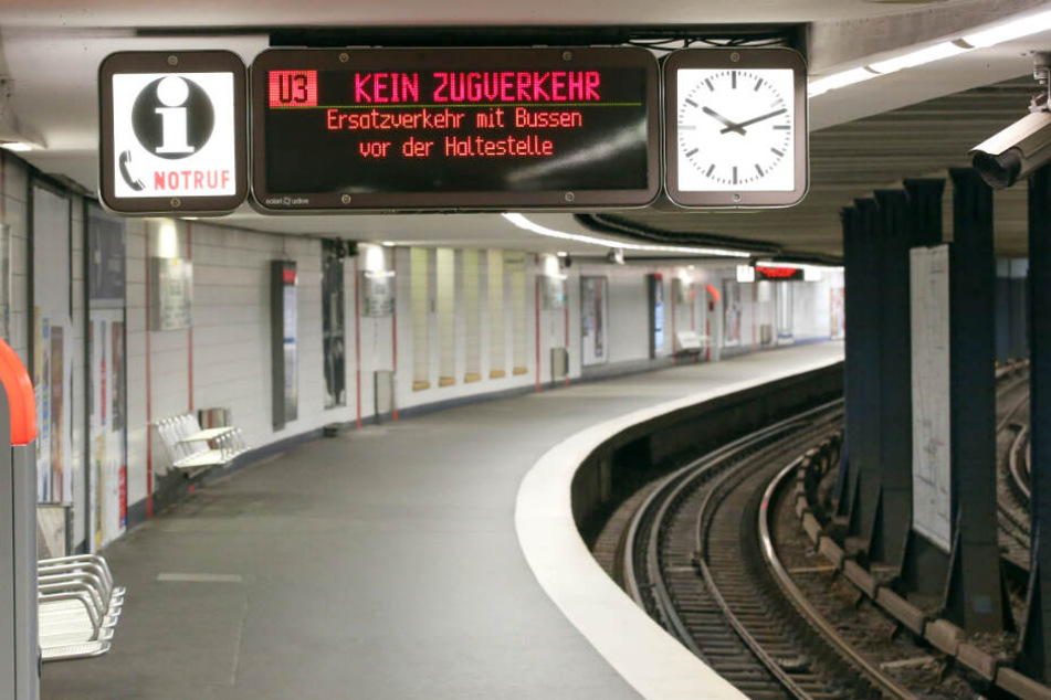 Die Gleise und Bahnsteige der Linie U3 blieben leer.
