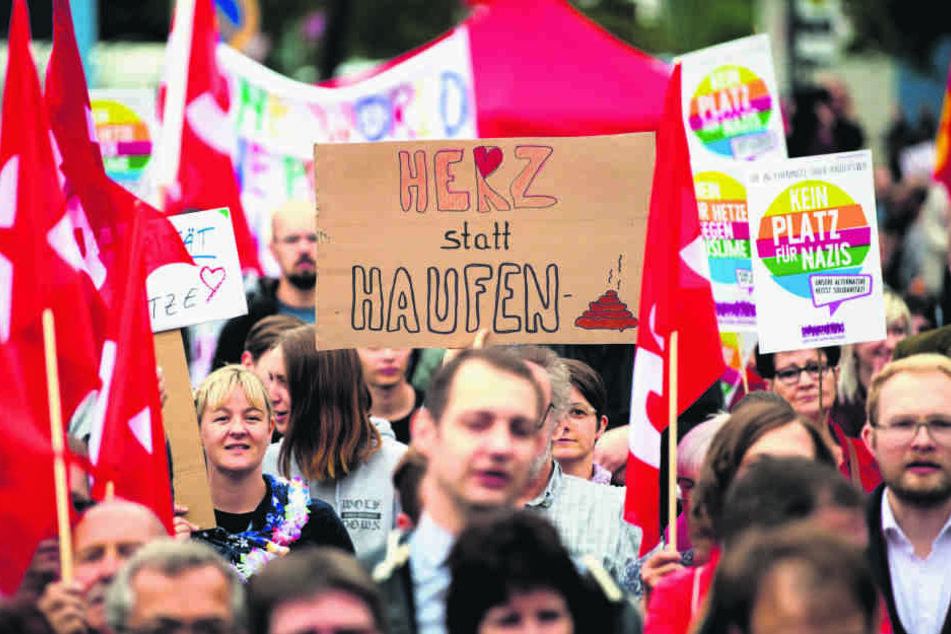 Das Bündnis "Chemnitz Nazifrei" hatte zur Kundgebung"Herz statt Hetze" aufgerufen. Einige formulierten das Motto etwas um.