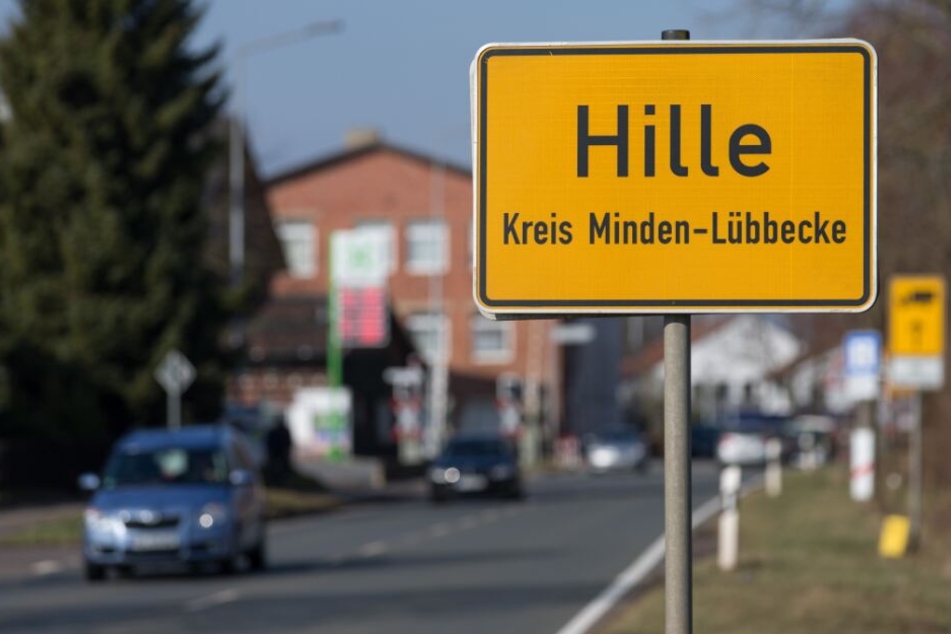 Auf zwei Höfen im Ort Hille wurden drei Leichen gefunden.