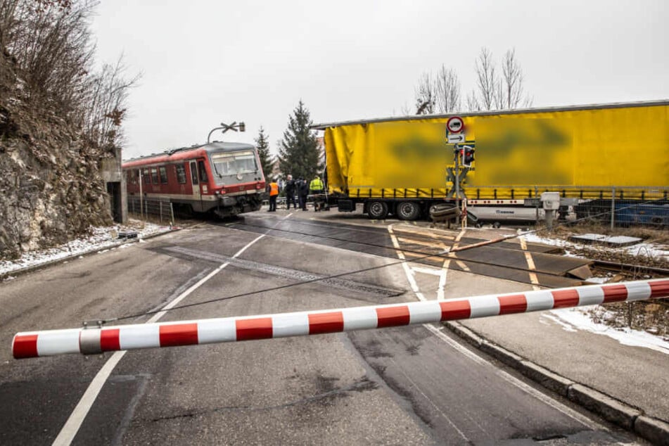 Die Unfallstelle am Bahnübergang.