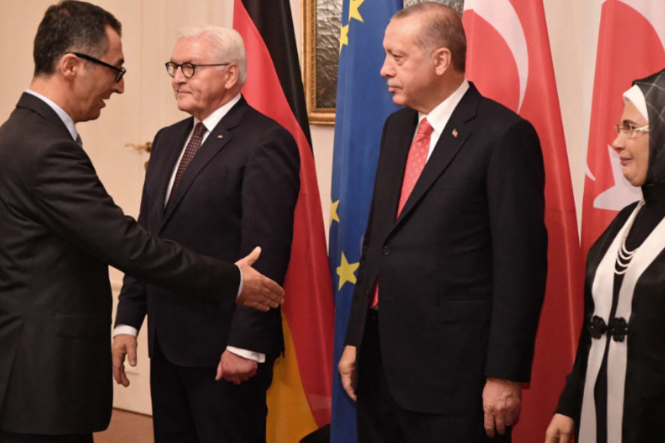 Cem Özdemir begrüßt Recep Tayyip Erdogan im Schloss Bellevue.