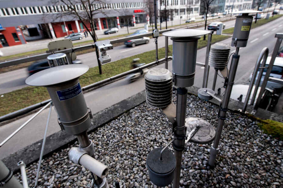 Verschiedene Messgeräte sind auf dem Dach einer Luftmessstation an der Landshuter Allee installiert. (Archivbild)