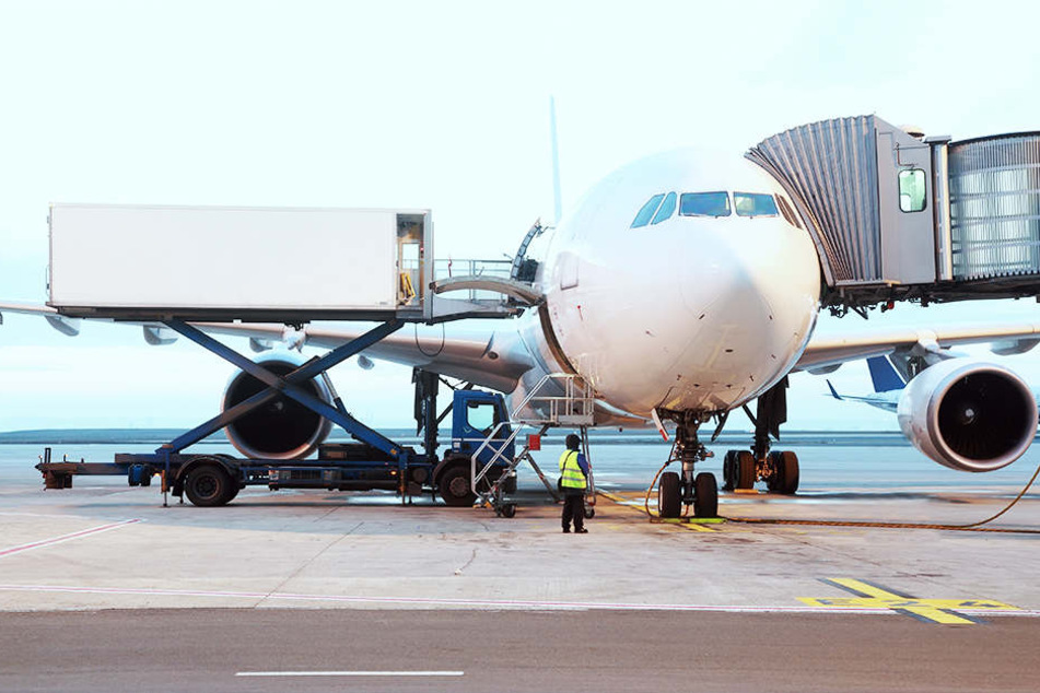Nach erneuten Drohnensichtungen am Flughafen London-Gatwick sind alle Starts und Landungen an Europas siebtgrößtem Airport wieder ausgesetzt worden.
