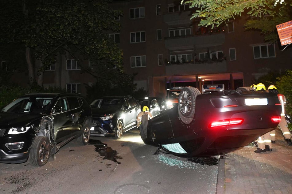 Protz-Mercedes überschlägt sich im Wedding und landet auf dem Dach