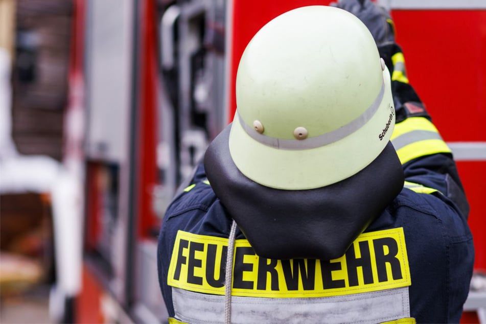 Hilferufe aus verrauchter Wohnung: Feuerwehr findet Leiche im Bett