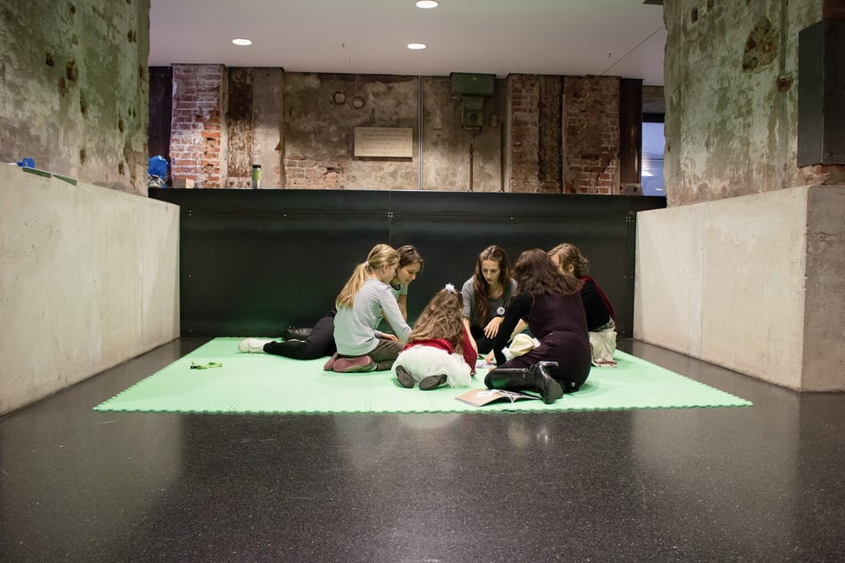 Beim Familiensonntag im theater junge generation können Kinder ab vier Jahren spielen, basteln, toben und vor allem eines: Spaß haben! Und wer weiß, vielleicht findet man ja beim Wimmelbild-Erstellen sogar einen neuen Kumpel.