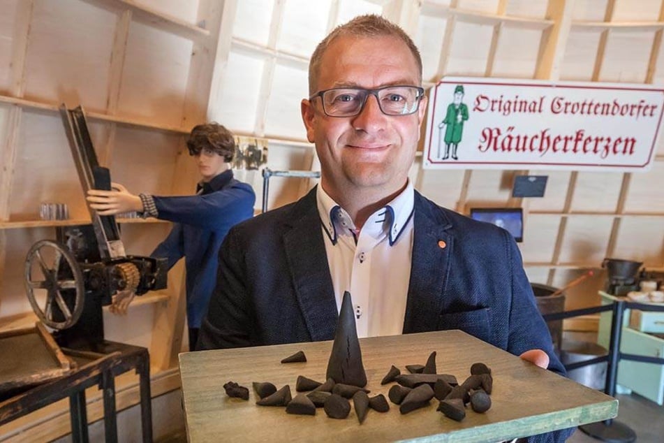 Im neu gebauten Räucherkerzenland
von Mirko Paul (39) gibt‘s eine Riesenräucherkerze als Museum, und natürlich
kann man auch selbst Weihrauchkerzchen machen.