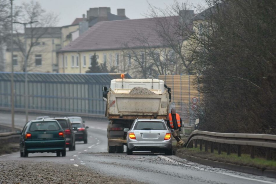 Nach dem Unfall steht der Kipplaster auf dem Magdeburger Ring.