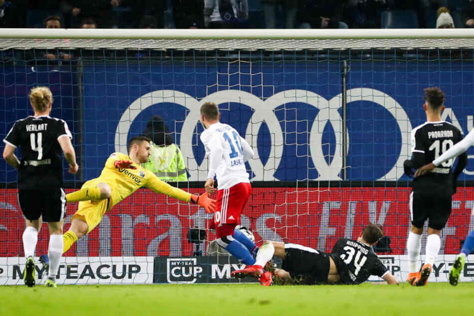 Pierre-Michel Lasogga erzielt den 1:0-Führungstreffer für den HSV.