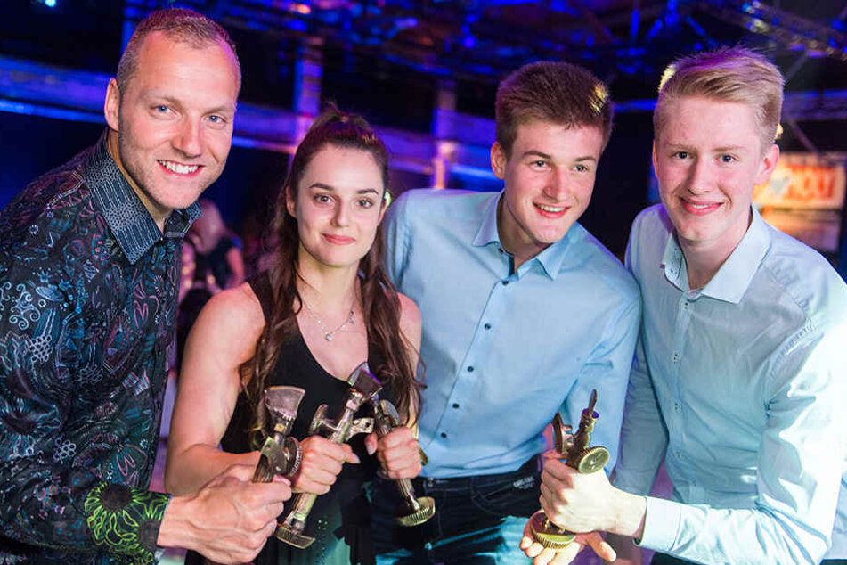 Eisschnellläufer Nico Ihle, Turnerin Pauline Schaefer und die Basketballer Leon Hoppe und Arne Wendler freuten sich über Chemmys.