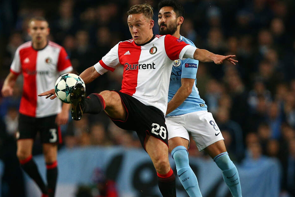 War gegen Ajax neben Robin van Persie der überragende Mann: Jens Toornstra (vorne) erzielte einen Treffer und bereitete drei weitere Tore direkt vor. Hier im Duell mit Manchester Citys deutschem Nationalspieler Ilkay Gündogan.