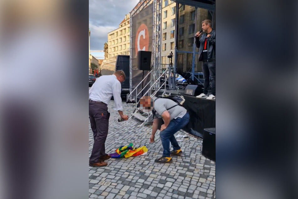 Ex-AfD André Poggenburg (49, l.), Sebastian A. (M.) und weitere Rechtsextreme bewiesen auf dem Altmarkt erneut, dass sie gegen Toleranz und Akzeptanz sind.