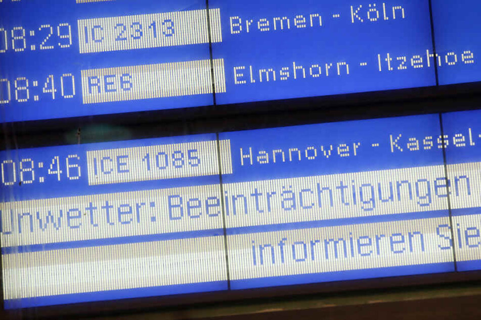 Die Bahn stellte wegen des nahenden Sturms mehrere Verbindungen im Norden ein.
