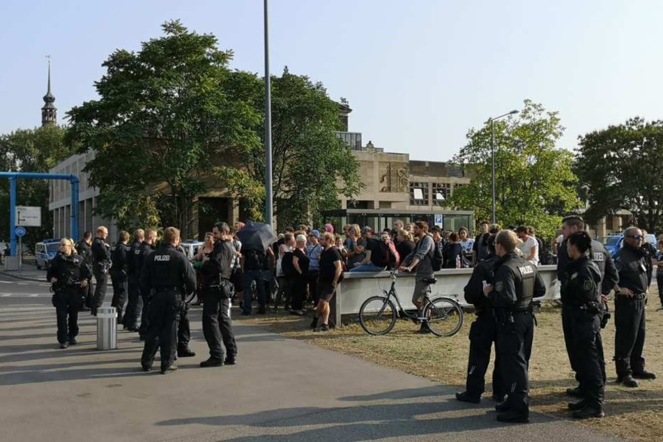 Etwa 20 linke Demonstranten sind in Sichtweite der rechten Protestler.