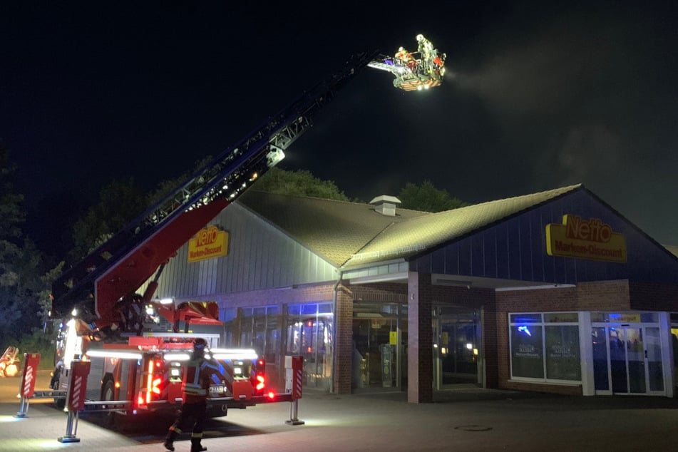 Netto-Filiale in Rauch gehüllt: Feuerwehr entdeckt schnell, wo es brennt
