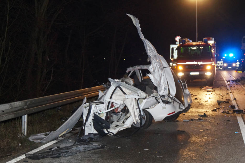 Der völlig zerstörte Unfallwagen.