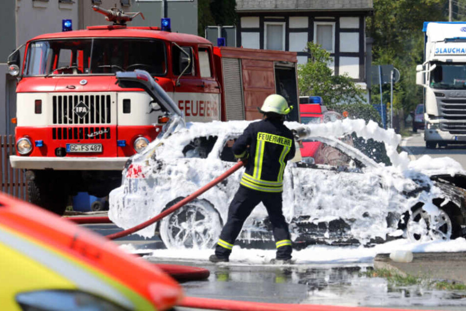 Der lichterloh brennende Audi A3 musste von den Einsatzkräften gelöscht werden.