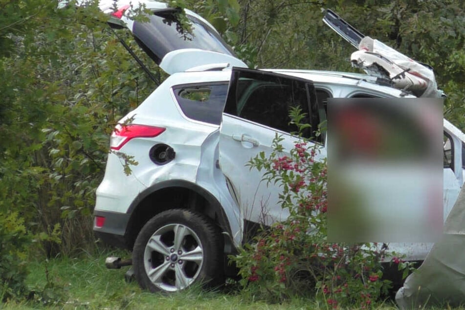 Der Fahrer des Fords stirbt noch an der Unfallstelle.