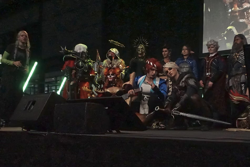 Auf der Bühne präsentierten zahlreiche Teilnehmer ihre aufwendig gestalteten Kostüme, die hohe Qualität machte die Entscheidung für die Jury besonders schwierig.