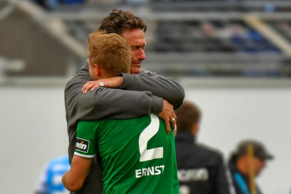 Trainer Oliver Zapel trauert mit Spieler Dominik Ernst nach dem Abstieg Fortuna Kölns in München.