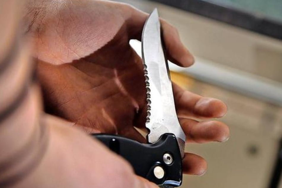 Mit einem Messer stach er fünf mal auf den Friseur ein. (Symbolbild)