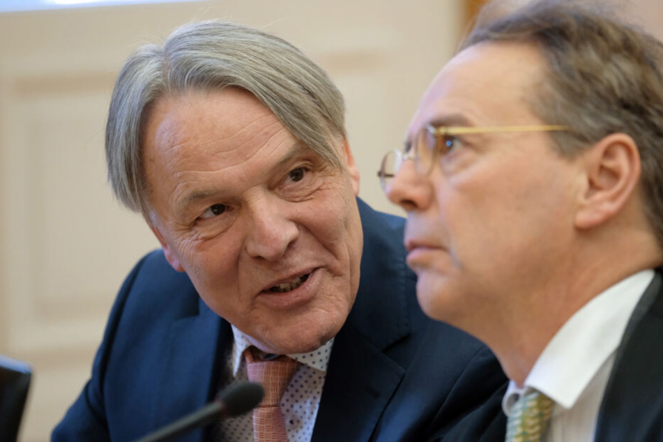 Journalist Uwe Müller (l.) neben seinem Anwalt Christoph Partsch. Ein Verlagshaus klagt seit Jahren auf die Herausgabe der Bundeswehrakten, das zuständige Verteidigungsministerium lehnt das ab. In letzter Instanz verhandelt das BVG.